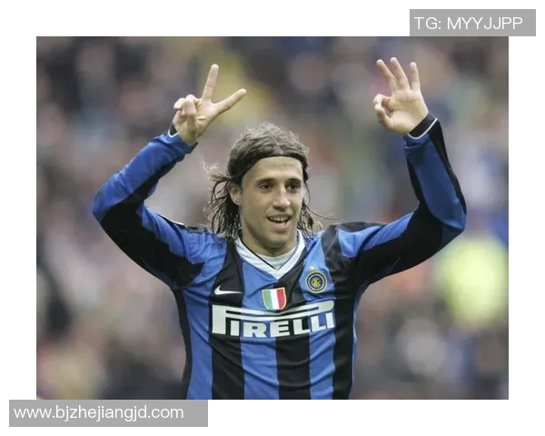 足球球星人形摆件定制款精美展示，彰显球场传奇与个性风采